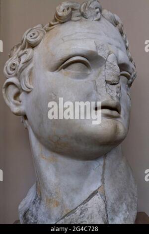 Statue des römischen Imperators Domitian im Archäologischen Museum von Ephesus, Türkei Stockfoto