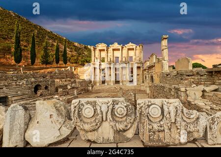 Celsus Bibliothek in den römischen Ruinen von Ephesus in der Türkei Stockfoto