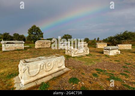 Marmor-Sarkophage in der Nekropole von Ephesus. Stockfoto