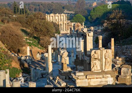 Celsus Bibliothek mit römischen Skulpturen im Vordergrund, in den Ruinen von Ephesus in der Türkei Stockfoto