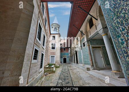 Innenhof im Harem-Teil des Topkapi-Palastes in Istanbul, Türkei. Stockfoto