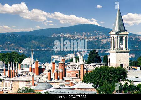 Blick über den Topkapi-Palast mit dem Hügel auf der asiatischen Seite der Stadt, Istanbul, Türkei Stockfoto