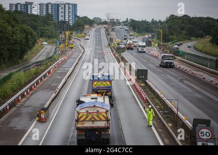 Datchet, Großbritannien. Juni 2021. Die Arbeiten der Highways England, die die M4 in eine intelligente Autobahn umwandeln, sind zwischen den Kreuzungen 5 und 6 während einer Wochenendschließung abgebildet. Alle spurverlaufenden Autobahnen, einschließlich solcher wie der M4, die derzeit im Bau sind, benötigen Radartechnologie, um gestoppte Autos zu erkennen. Kredit: Mark Kerrison/Alamy Live Nachrichten Stockfoto