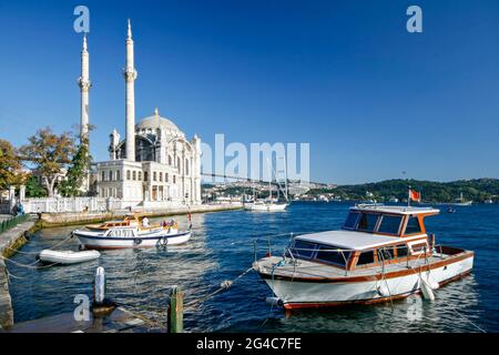 Ortakoy-Moschee, auch als Mecidiye-Moschee bekannt, mit der Bosporus-Brücke im Hintergrund, in Istanbul, Türkei Stockfoto