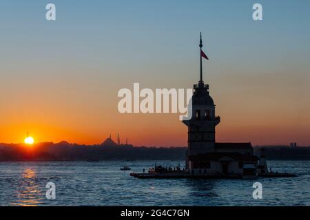 Maiden-Turm in Silhouette beim Sonnenuntergang, der ein byzantinischer Leuchtturm am Bosporus, Istanbul, Türkei war Stockfoto