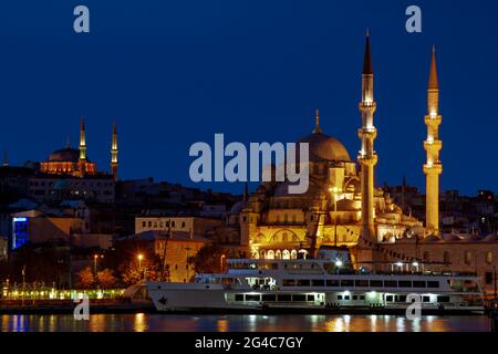 Yeni Cami bekannt als Neue Moschee in Istanbul mit Nuruosmaniye Moschee im Hintergrund, Istanbul, Türkei Stockfoto