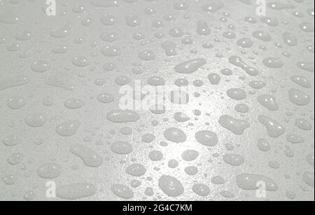 Nahaufnahme der Wassertropfen Textur auf der Acryl-Tischplatte nach dem Regen Stockfoto