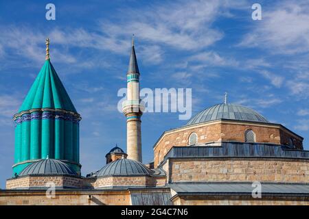 Skyline von Konya mit der grünen Kuppel der Mausoleum von Mevlana Rumi und Selimiye Moschee, Konya, Türkei. Stockfoto