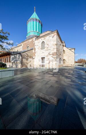 Mausoleum von Mevlana in Konya und seine Reflexion, Türkei Stockfoto