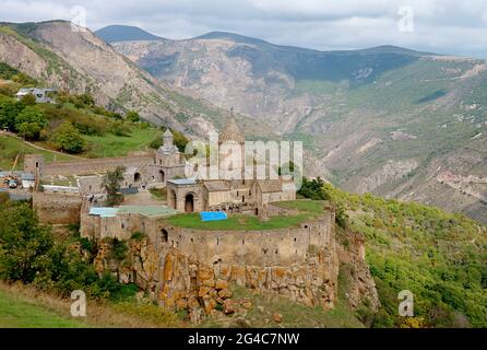 Luftaufnahme des Tatev-Klosterkomplexes auf dem großen Basaltplateau in der Provinz Syunik im Süden Armeniens Stockfoto