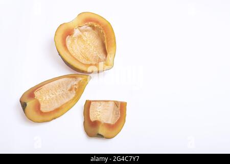 Draufsicht auf drei Scheiben einer Mango Stockfoto