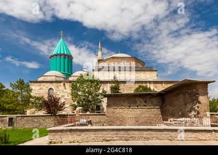 Skyline von Konya mit der grünen Kuppel der Mausoleum von Mevlana Rumi und Selimiye Moschee, Konya, Türkei. Stockfoto