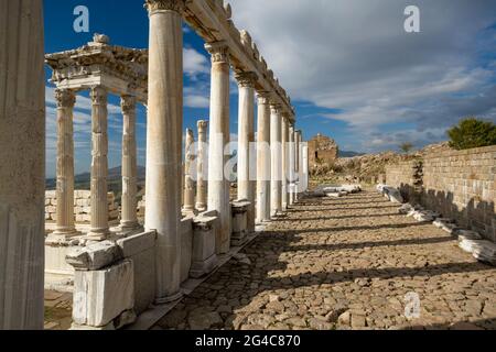 Säulen des römischen Tempels von Trajan in den Ruinen der antiken Stadt Pergamon, auch bekannt als Pergamon, Türkei. Stockfoto