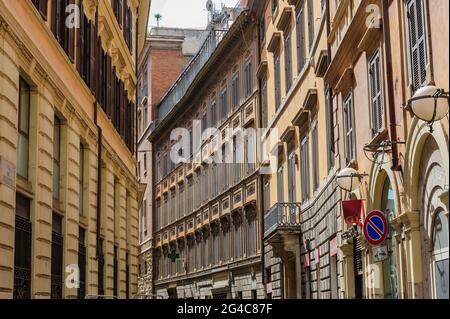 Im Sommer stehen im mittelalterlichen Stadtteil Trastevere in Rom, Italien, Vintage-Regensehäuser mit Fensterläden zur Verfügung Stockfoto