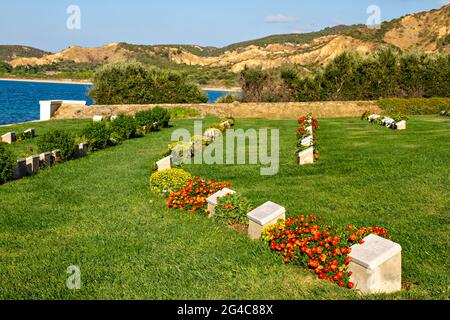Der Strandfriedhof in der Bucht von Anzac enthält die Überreste alliierter Truppen, die während der Schlacht von Gallipoli in der Türkei ums Leben kamen Stockfoto