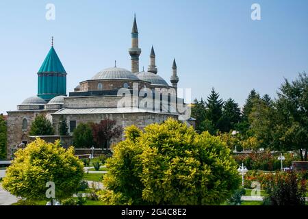 Skyline von Konya mit der grünen Kuppel der Mausoleum von Mevlana Rumi und Selimiye Moschee, Konya, Türkei. Stockfoto