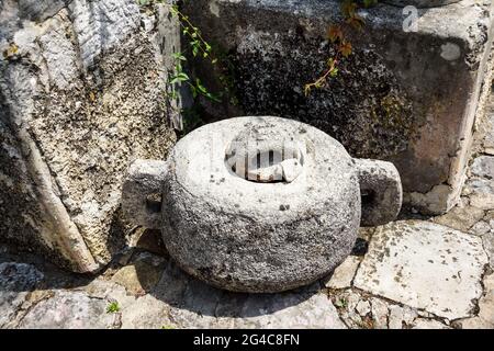 Alter steiniger Topf. Gartentopf von Hand hergestellt. Stockfoto