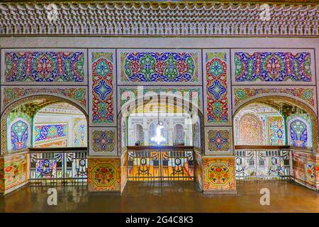 Das Innere einer historischen Synagoge in der alten Residenz eines lokalen jüdischen Mannes, in Samarkand, Usbekistan. Stockfoto