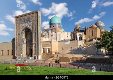 Blick auf die Mausoleen und Kuppeln des historischen Friedhofs von Shahi Zinda, Samarkand, Usbekistan. Stockfoto