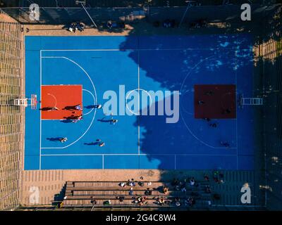 Blick von oben auf den Street Basketball-Platz, auf dem draußen Spiele gespielt werden Stockfoto