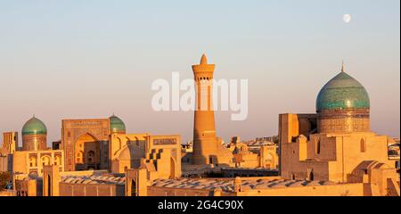 Poi Kalon Moschee und Minarett im Sonnenuntergang, in Buchara, Usbekistan. Stockfoto