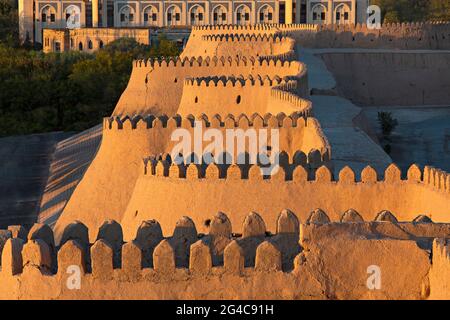 Stadtmauern der alten Stadt Chiwa, bei Sonnenuntergang, Chiwa, Usbekistan Stockfoto