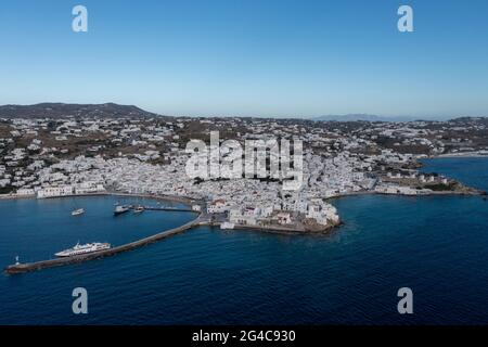 Griechenland, Mykonos, Kykladen. Luftdrohnenansicht. Mikonos Küste, Chora weiß getünchte Gebäude Stadtbild, Hafen, Little Venice und traditionelle gewinnen Stockfoto