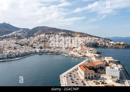 Syros, Griechenland, Kykladen. Luftdrohnenansicht von Siros oder Syra. Ermoupolis Stadtbild, Küstenpanorama, Segelboote am Dock festgemacht, ruhiges Meer Stockfoto