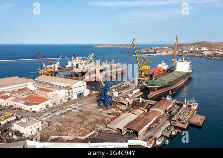 Syros, Griechenland, Kykladen. Neorion Werft und Hafen Luftdrohne Ansicht, Ermoupolis Industrieanlage, blauer Himmel Hintergrund. Siros oder Syra, Stockfoto