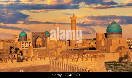 Poi Kalon Moschee und Minarett im Sonnenuntergang, in Buchara, Usbekistan. Stockfoto