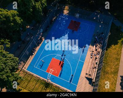 Blick von oben auf den Street Basketball-Platz, auf dem draußen Spiele gespielt werden Stockfoto
