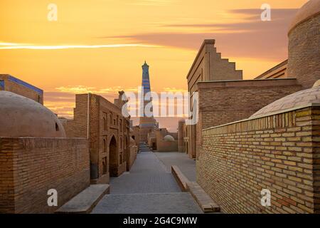 Altstadt Chiwa bei Sonnenaufgang mit dem Islam Khoja Minarett im Hintergrund, Usbekistan Stockfoto