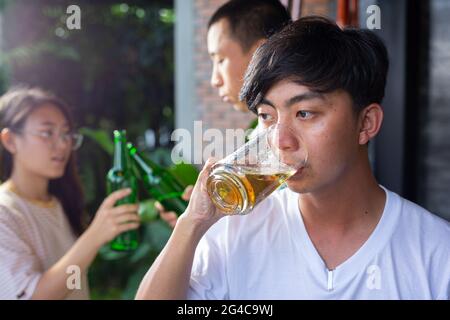 Bierfest mit Freunden zu Hause, Konzept des Internationalen Biertages. Stockfoto