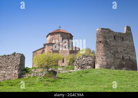 Das Kloster Jvari ist ein georgisch-orthodoxen Kloster aus dem sechsten Jahrhundert, das sich auf dem Berggipfel in der Nähe von Mtskheta, Georgia, befindet Stockfoto