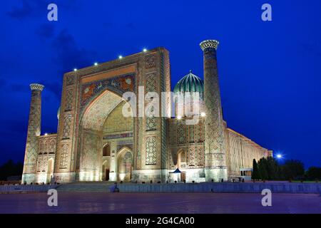 Madrassa auf dem Registan-Platz in der Dämmerung, Samarkand, Usbekistan. Stockfoto