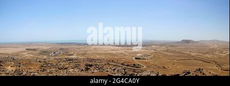 Panoramablick auf Gobustan vom Berg Kichikdash. Aserbaidschan Stockfoto