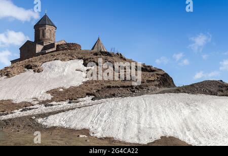 Gergeti Trinity Church oder Holy Trinity Church in der Nähe des Dorfes Gergeti in Georgien. Die Kirche befindet sich am rechten Ufer des Flusses Chkheri un Stockfoto