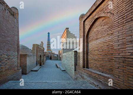 Altstadt Chiwa bei Sonnenaufgang mit dem Islam Khoja Minarett im Hintergrund, Usbekistan Stockfoto