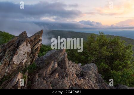 Farbenfroher Sonnenuntergang vom Gipfel der Appalachian Mountains im Shenandoah National Park in Virginia, USA Stockfoto