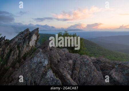 Farbenfroher Sonnenuntergang vom Gipfel der Appalachian Mountains im Shenandoah National Park in Virginia, USA Stockfoto