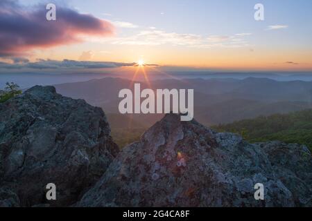 Farbenfroher Sonnenuntergang vom Gipfel der Appalachian Mountains im Shenandoah National Park in Virginia, USA Stockfoto