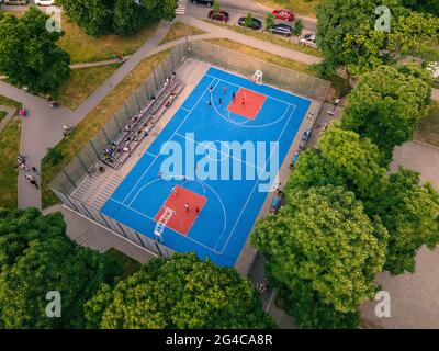 Blick von oben auf den Street Basketball-Platz, auf dem draußen Spiele gespielt werden Stockfoto