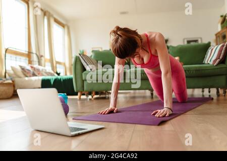 Die junge Frau ist zu Hause fit. Stockfoto