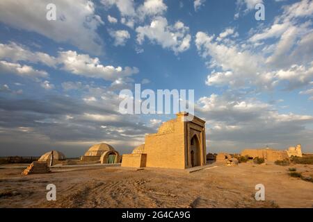 Mausoleen bei Sonnenuntergang, auf dem alten Friedhof von Mizdakhan in Nukus, Usbekistan Stockfoto