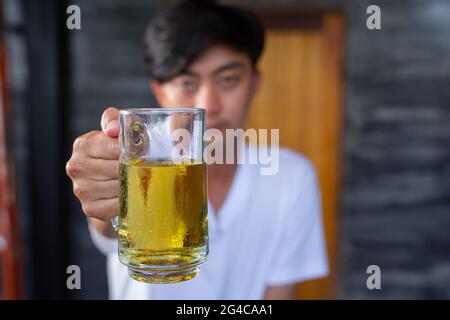 Bierfest mit Freunden zu Hause, Konzept des Internationalen Biertages. Stockfoto