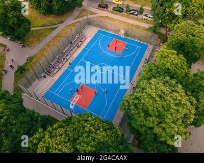 Blick von oben auf den Street Basketball-Platz, auf dem draußen Spiele gespielt werden Stockfoto