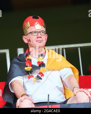 München, Deutschland. Juni 2021. Deutsche und portugiesische Fans in der Allianz Arena Tribüne im Gruppe-F-Spiel PORTUGAL - DEUTSCHLAND 2-4 bei der Fußball-UEFA-Europameisterschaft 2020 in der Saison 2020/2021 am 19. Juni 2021 in München, Deutschland. © Peter Schatz / Alamy Live News Stockfoto