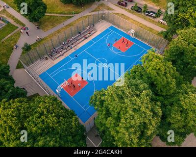 Blick von oben auf den Street Basketball-Platz, auf dem draußen Spiele gespielt werden Stockfoto