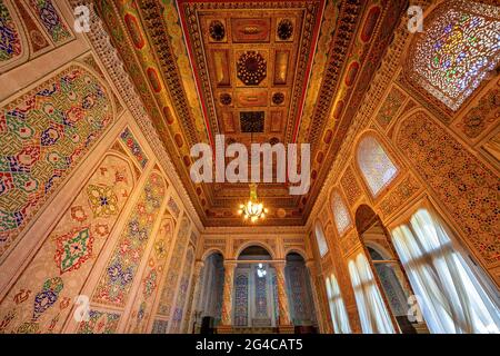 Das Innere einer historischen Synagoge in der alten Residenz eines lokalen jüdischen Mannes, in Samarkand, Usbekistan. Stockfoto