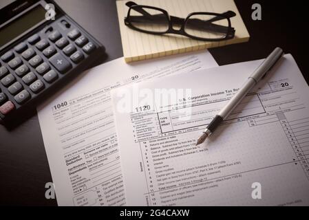 US-Einkommensteuererklärung. US-Steuerformulare an der Rezeption Stockfoto
